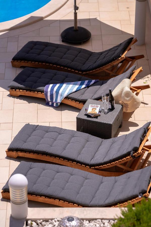 Hektorovic Poolside Apartments 볼 외부 사진