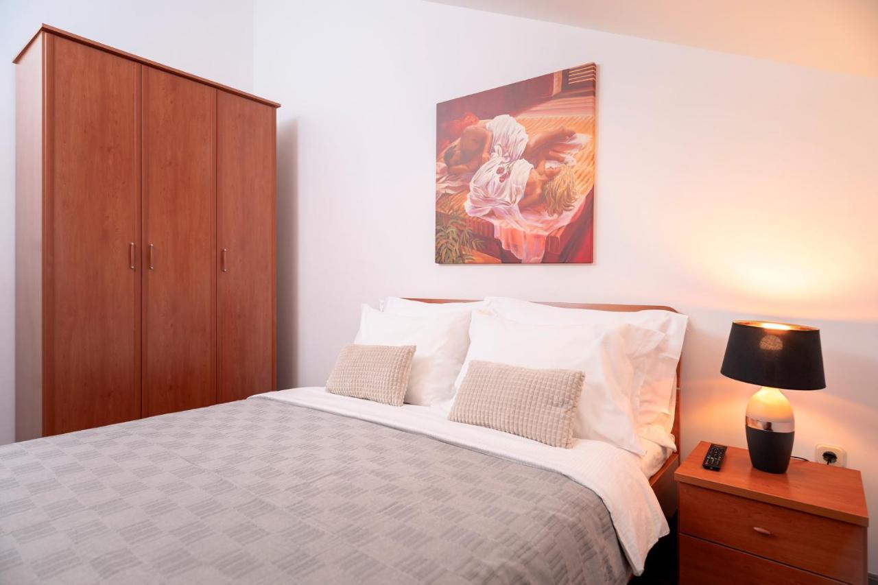 Hektorovic Poolside Apartments 볼 외부 사진