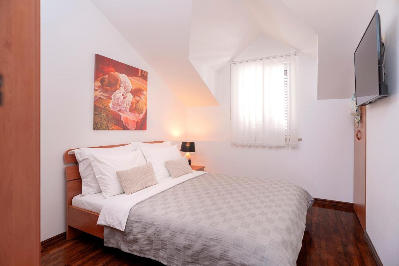 Hektorovic Poolside Apartments 볼 외부 사진