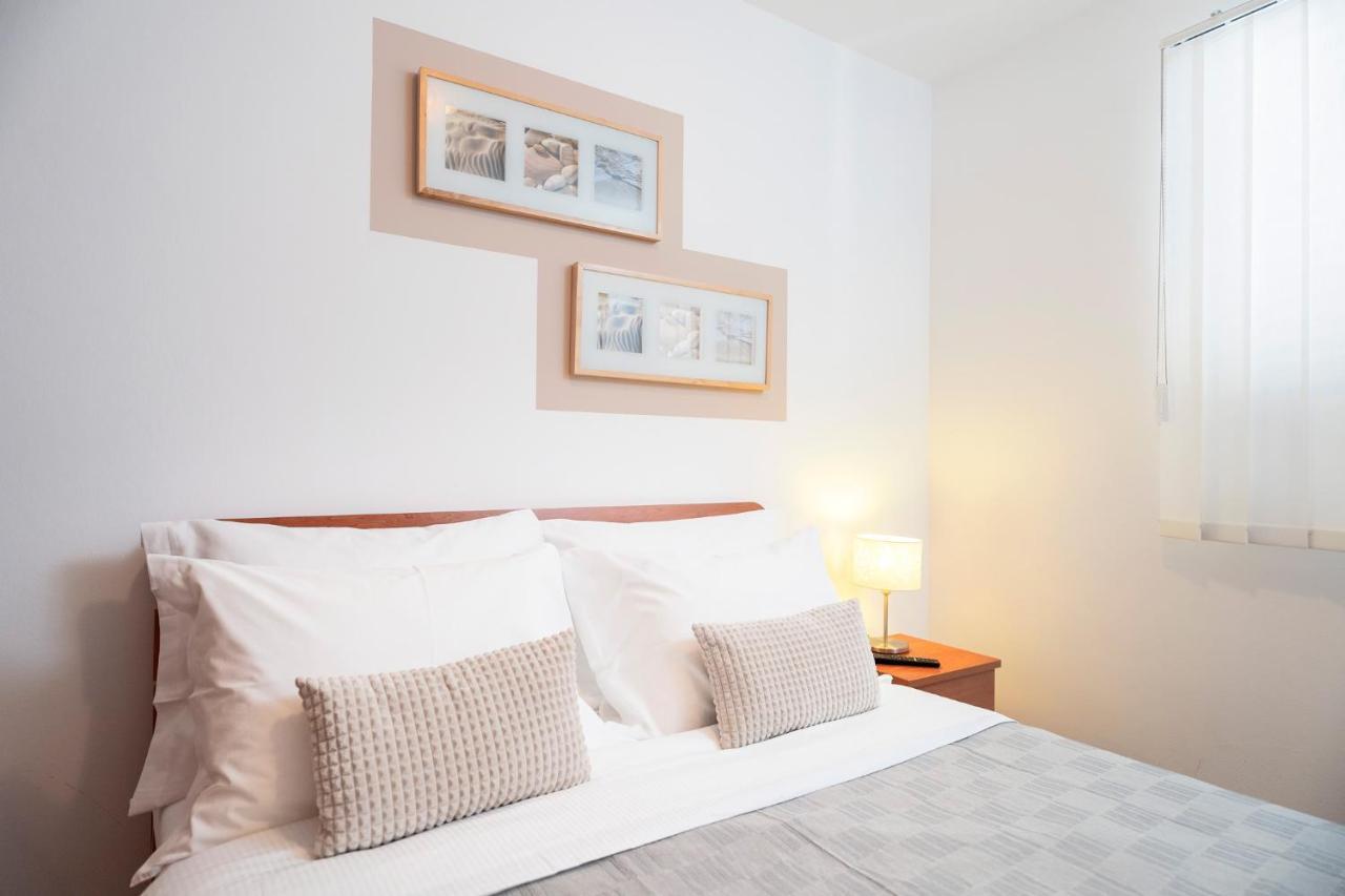 Hektorovic Poolside Apartments 볼 외부 사진