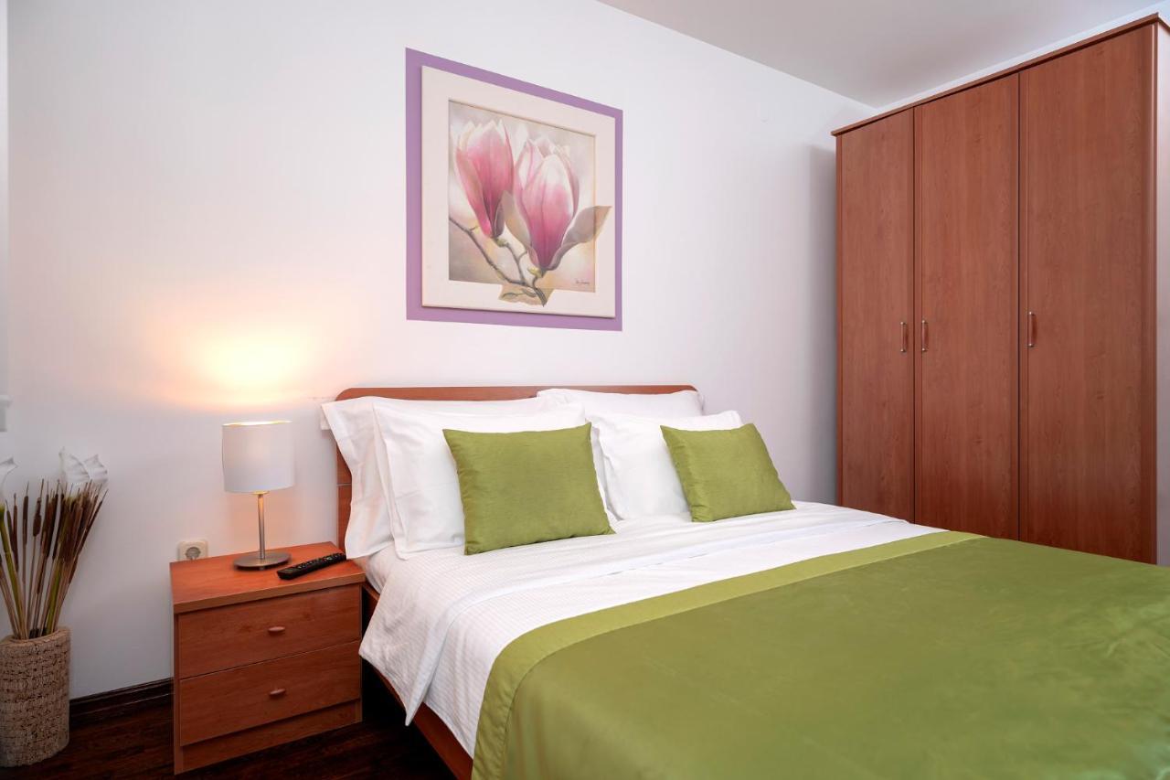 Hektorovic Poolside Apartments 볼 외부 사진